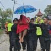 Polwan Jaga Jakarta Beri Trauma Healing dan Bantuan untuk Korban Kebakaran Pasar Jiung