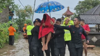 Polwan Jaga Jakarta Beri Trauma Healing dan Bantuan untuk Korban Kebakaran Pasar Jiung