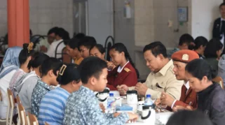 Prabowo Makan Siang Menu MBG Bersama Siswa Sekolah Rakyat di Tabanan Bali