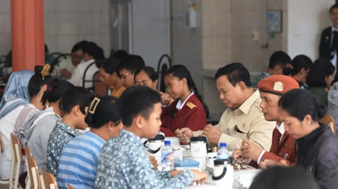 Prabowo Makan Siang Menu MBG Bersama Siswa Sekolah Rakyat di Tabanan Bali