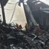 Proses Pendinginan Kebakaran Pabrik Sendal Swallow di Tangerang Berlangsung