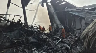Proses Pendinginan Kebakaran Pabrik Sendal Swallow di Tangerang Berlangsung