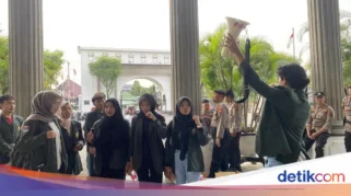 Protes Mahasiswa Kini Dimulai dari Semarang: Demo Bakar Uang Mainan di BI Jateng
