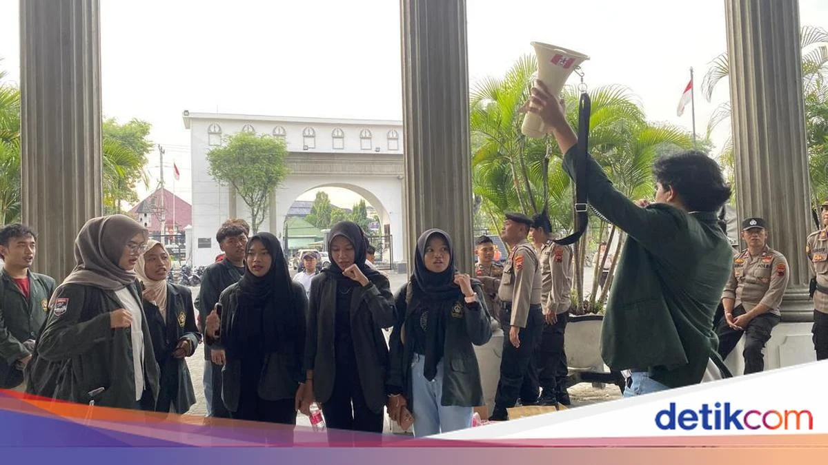 Protes Mahasiswa Kini Dimulai dari Semarang: Demo Bakar Uang Mainan di BI Jateng