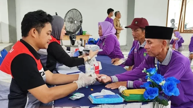 Puluhan Lansia Desa Pangkul Ikuti Pemeriksaan Kesehatan Gratis