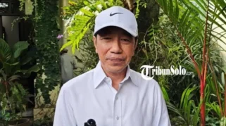 Reaksi Jokowi di Solo Saat Namanya Disebut dalam Pleidoi Nadiem Terkait Kasus Chromebook