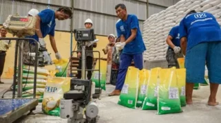 Respons Cepat Keluhan Warga, Bulog Madura Salurkan Beras Pengganti Berkualitas di Bangkalan