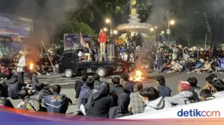 Ribuan Mahasiswa Bertahan di Thamrin hingga Malam, Teriakan Revolusi Menggema di Jantung Jakarta