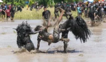 Ritual Kebo-keboan di Banyuwangi: Warga Berlumuran Lumpur dalam Tradisi Syukur Panen