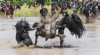 Ritual Kebo-keboan di Banyuwangi: Warga Berlumuran Lumpur dalam Tradisi Syukur Panen