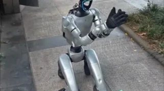Robot Humanoid Bersimpuh Minta Sedekah di China, Dilengkapi QR Code