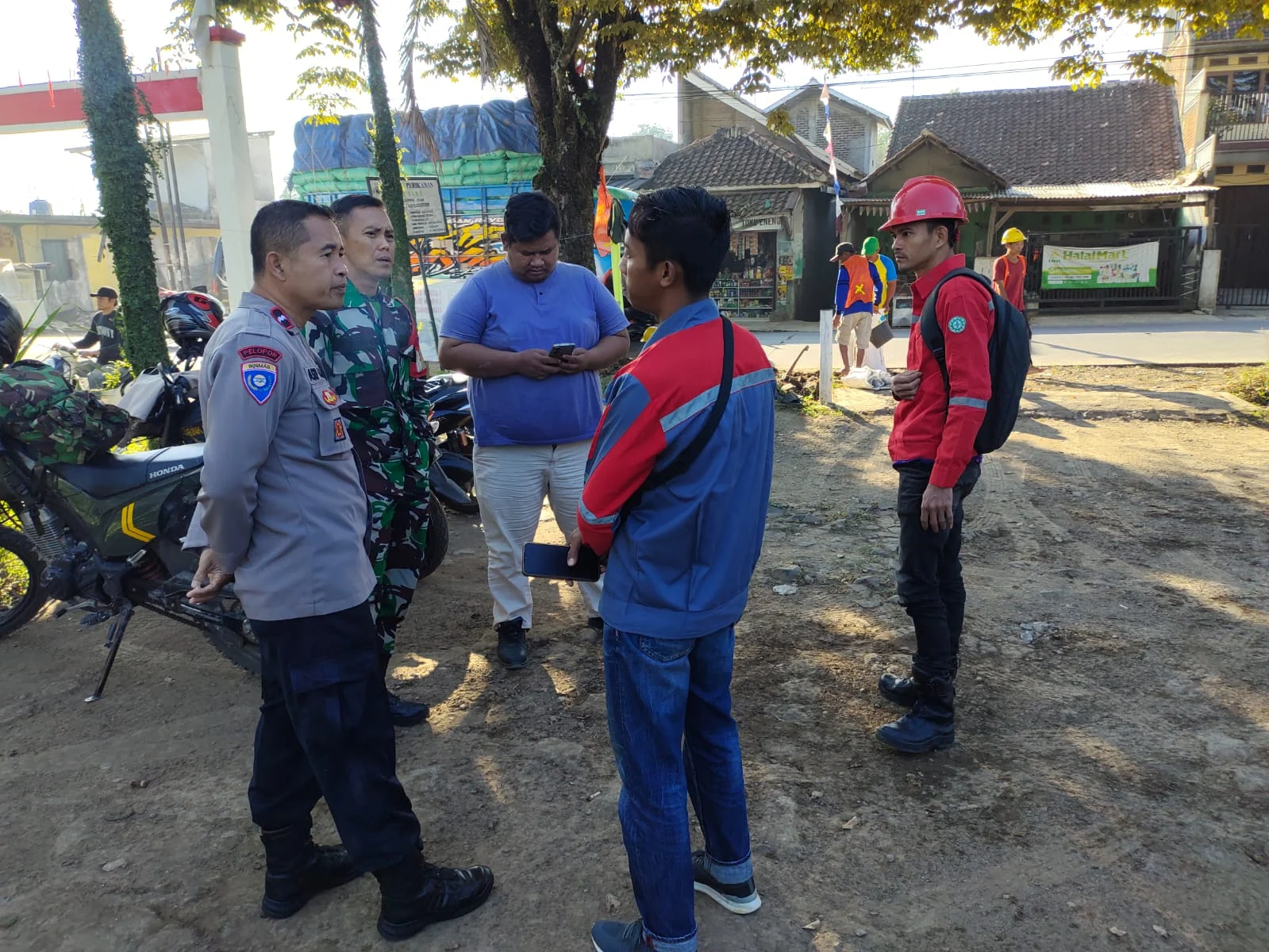 Rutinitas Harian Anggota Bhabinkamtibmas Polsek Cikancung Polresta Bandung Laksanakan Sambang