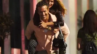 Ryan Reynolds Gendong Blake Lively Saat Kencan Malam Romantis di New York