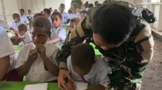 Saat TNI Ajarkan Baca-Tulis ke Siswa di Pedalaman Papua, Wujudkan Cinta Tanah Air Lewat Pendidikan dan Kesehatan