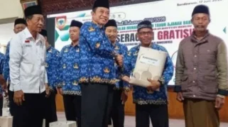 Sambut Ajaran Baru, BAZNAS Bondowoso Bagikan 1.000 Seragam Sekolah untuk Siswa SD - SMP