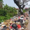 Sampah Menumpuk di Babelan Bekasi, Tutupi Kali hingga Sebagian Badan Jalan