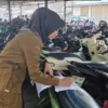 Samsat Ciputat Tempeli Resi Tunggakan Pajak di 270 Kendaraan Parkir Stasiun, Efektif Tingkatkan Kepatuhan