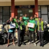 Satlantas Polres Sumenep Salurkan Bansos ke Ojol dalam Rangka HUT Bhayangkara ke-80