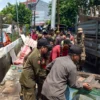 Satpol PP Tertibkan Puluhan Lapak PKL di HR Soebrantas, Targetkan 90 Lapak