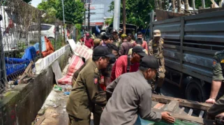 Satpol PP Tertibkan Puluhan Lapak PKL di HR Soebrantas, Targetkan 90 Lapak