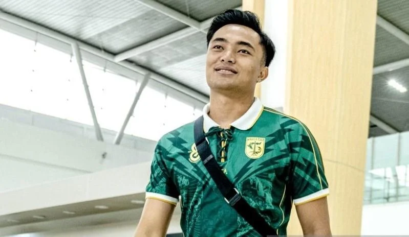 Satu Visi untuk Juara, Ernando Ari Bertahan di Persebaya dengan Kontrak Multiyears