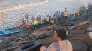 Sembilan Perahu Nelayan Rusak Dihantam Gelombang Pasang di Situbondo, Kerugian Capai Rp60 Juta