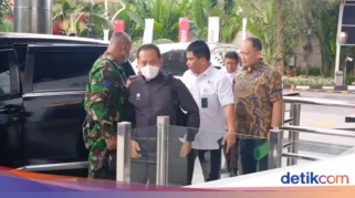 Silmy Karim Serahkan Diri ke KPK, Ajudan Dorong Wartawan