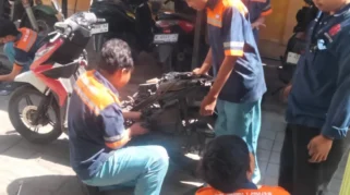 Siswa SMKN 1 Sidoarjo Gelar Karya Siswa Buka Service Motor Berkeliling untuk Belajar Langsung ke Masyarakat