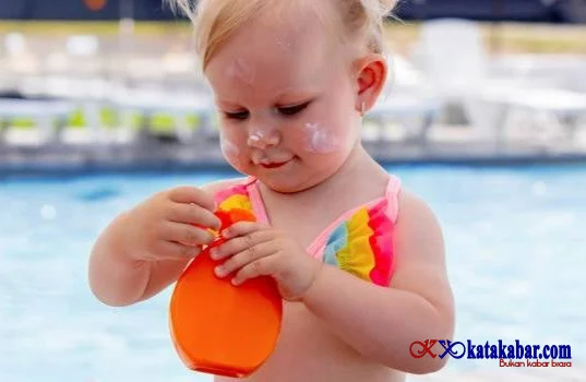 SPF Tinggi pada Sunscreen Bayi Tidak Selalu Lebih Baik, Perlindungan Broad Spectrum Lebih Penting