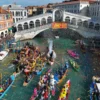 Tangga Jadi Simbol Ketahanan dalam 'Under the Volcano' di Venesia