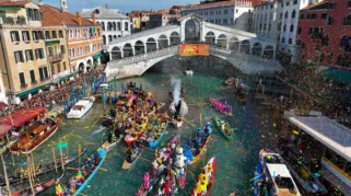 Tangga Jadi Simbol Ketahanan dalam 'Under the Volcano' di Venesia