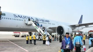 Tangis Haru Sambut Kepulangan 443 Jemaah Haji Kloter 1 Debarkasi Palembang dari Tanah Suci