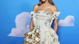Taylor Swift Kenakan Dua Busana Floral di Pemutaran Perdana Toy Story 5, Tersembunyi Makna 20 Tahun Karier