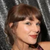 Taylor Swift Kenakan Gaun Beludru Ralph Lauren Saat Nonton Broadway Bareng Travis Kelce