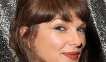 Taylor Swift Kenakan Gaun Beludru Ralph Lauren Saat Nonton Broadway Bareng Travis Kelce