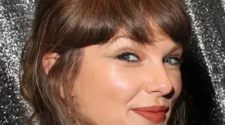 Taylor Swift Kenakan Gaun Beludru Ralph Lauren Saat Nonton Broadway Bareng Travis Kelce