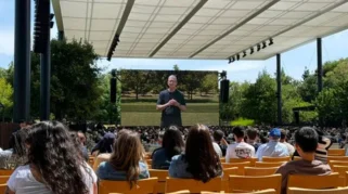 Tepuk Tangan Penghormatan untuk CEO Apple Tim Cook di WWDC Terakhirnya