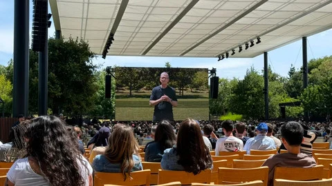 Tepuk Tangan Penghormatan untuk CEO Apple Tim Cook di WWDC Terakhirnya
