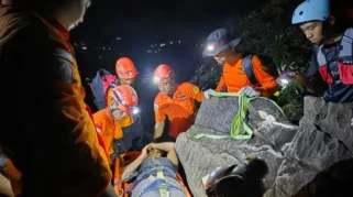 Tim SAR Evakuasi Pendaki Patah Kaki di Gunung Bulu Saukang Sulsel