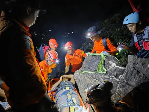 Tim SAR Evakuasi Pendaki Patah Kaki di Gunung Bulu Saukang Sulsel