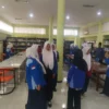 Tingkatkan Literasi, Siswa SMPN 1 Dasuk Kunjungi Perpusda Sumenep untuk Gemar Membaca