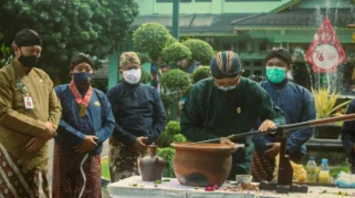 Tradisi Jamasan Pusaka di Museum Blambangan Banyuwangi: Ritual Pembersihan Benda Kuno yang Menarik Wisatawan