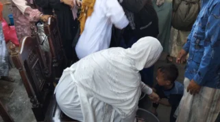 Tradisi Membasuh Kaki Jemaah Haji: Simbol Penghormatan dan Doa Berkah di Sampang