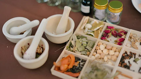 Tren Minum Jamu Setelah Minum Obat Medis, Apakah Benar-benar Aman bagi Tubuh?