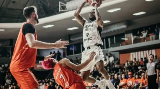 Troy Gillenwater Bawa Dewa United Menang Dramatis atas Pelita Jaya di Game 1 Semifinal IBL 2026