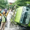 Truk Bermuatan Rongsokan Terguling di Jawilan, Evakuasi Gunakan Alat Berat Sukses Pulihkan Lalu Lintas