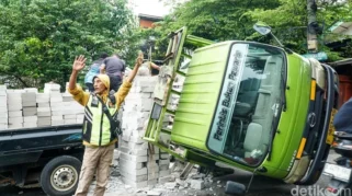 Truk Bermuatan Rongsokan Terguling di Jawilan, Evakuasi Gunakan Alat Berat Sukses Pulihkan Lalu Lintas