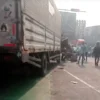 Truk Lepas Kendali di Lampu Merah Unisma Bekasi, Satu Pengemudi Ojol Tewas