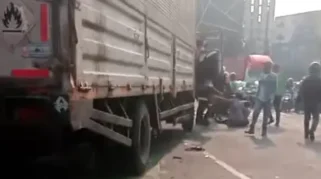 Truk Lepas Kendali di Lampu Merah Unisma Bekasi, Satu Pengemudi Ojol Tewas