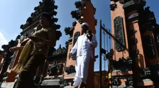 Umat Hindu Rayakan Hari Raya Kuningan dengan Tradisi Mesuryak dan Persembahyangan